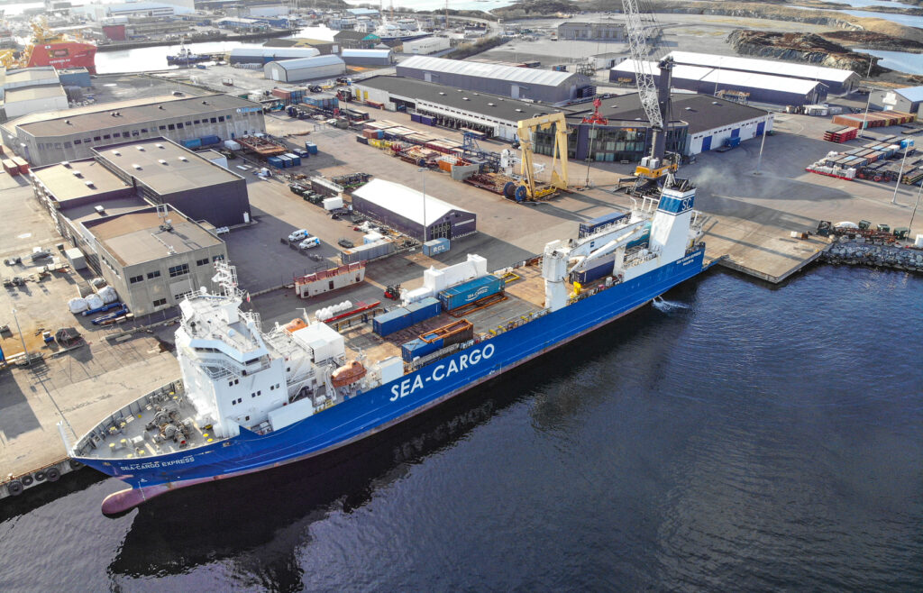 Sea-Cargo Express unloading big bags at Husøy